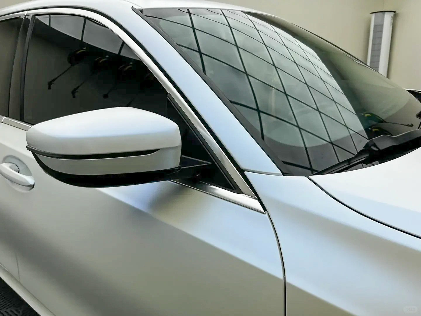 Satin Iridescent White Blue - Milliotone