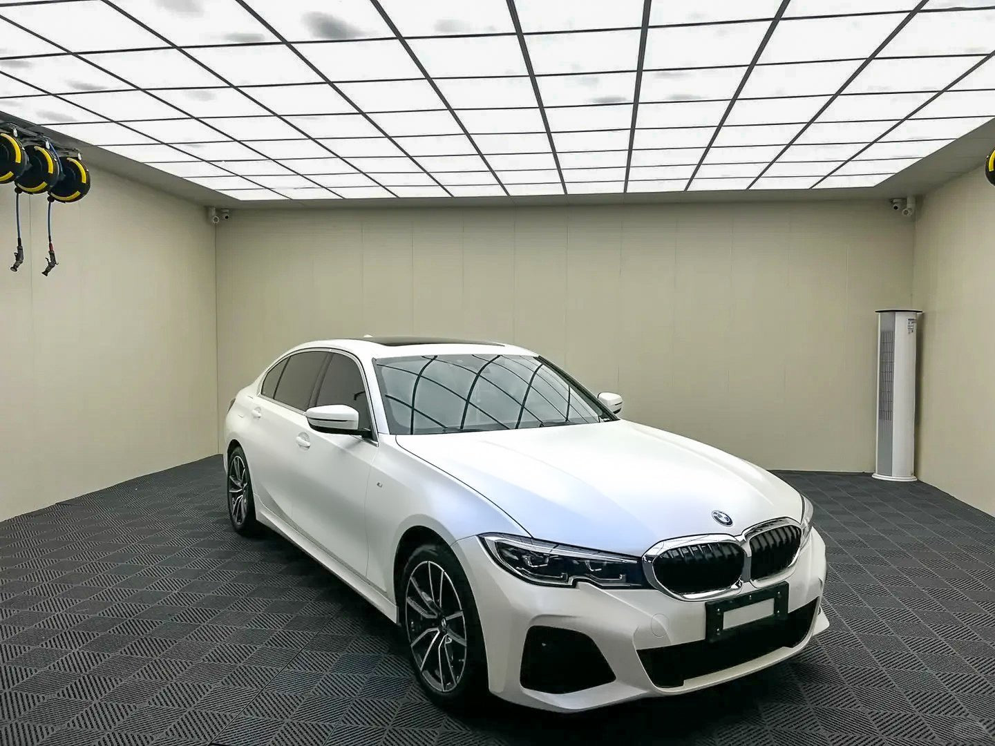 Satin Iridescent White Blue - Milliotone car wrap vinyl film