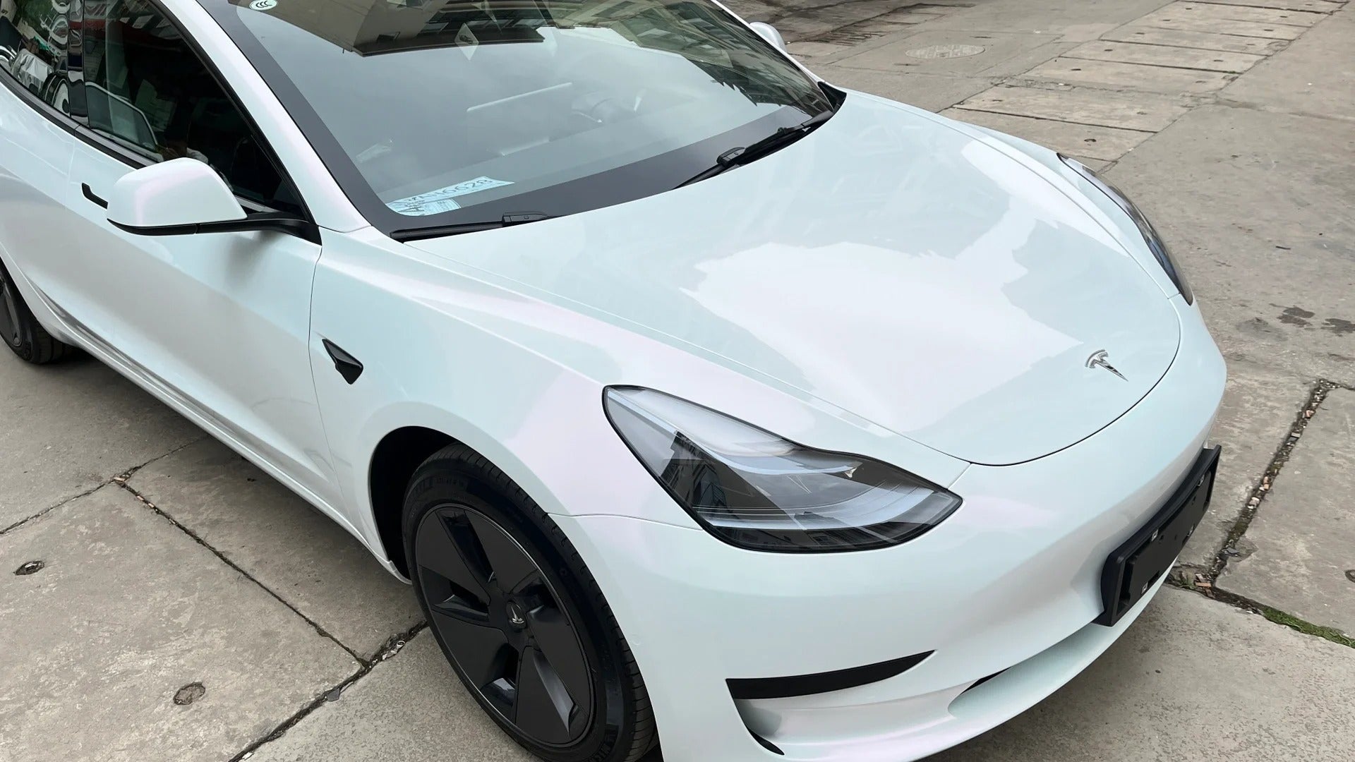 Gloss Iridescent White Red - Milliotone car wrap vinyl film